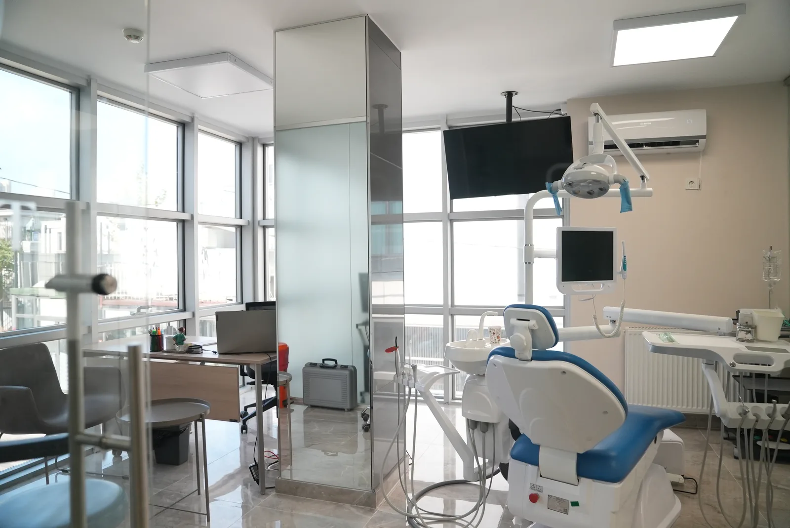 DentVisit — cam bölmeli tedavi odası koridoru