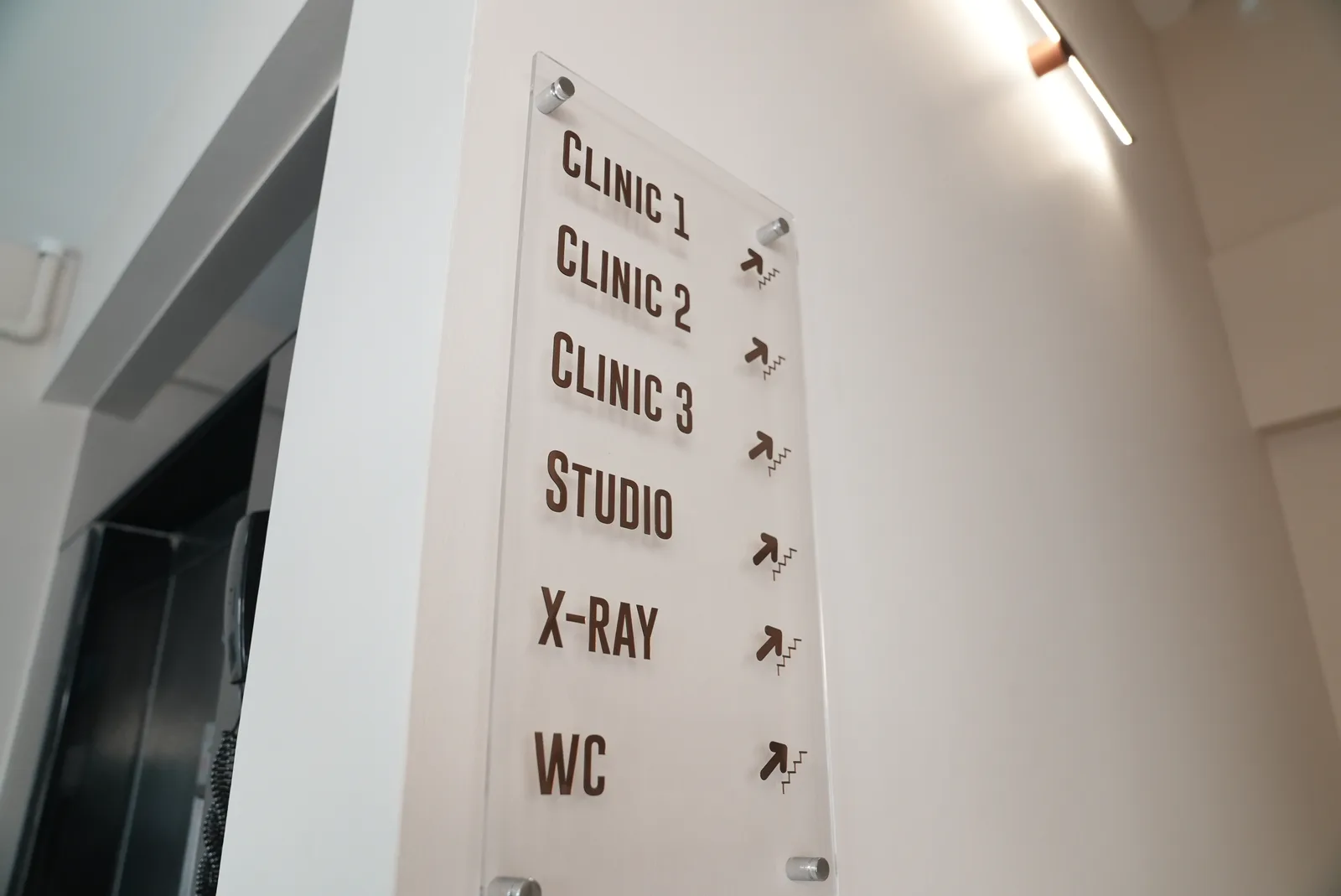 DentVisit — kat yönlendirme tabelası (Clinic 1-3, Studio, X-Ray, WC)